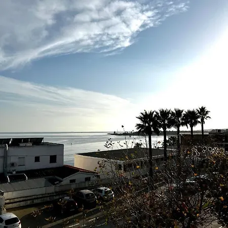 Skon Med Havudsigt Og Taet Pa Stranden Torreguadiaro