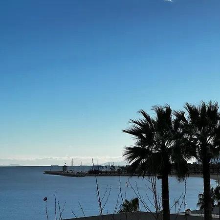 Skon Med Havudsigt Og Taet Pa Stranden Torreguadiaro