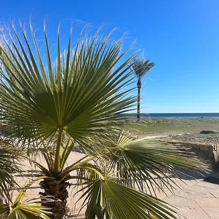 Skon Med Havudsigt Og Taet Pa Stranden Torreguadiaro