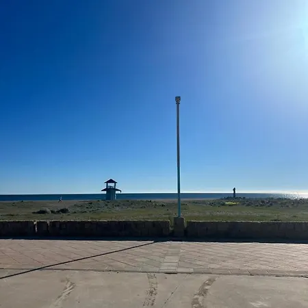 Skon Med Havudsigt Og Taet Pa Stranden *
