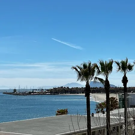 Skon Med Havudsigt Og Taet Pa Stranden Torreguadiaro