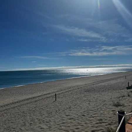 Skon Med Havudsigt Og Taet Pa Stranden Torreguadiaro